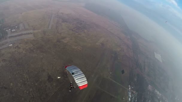 Parachutisten tijdens de vlucht — Stockvideo