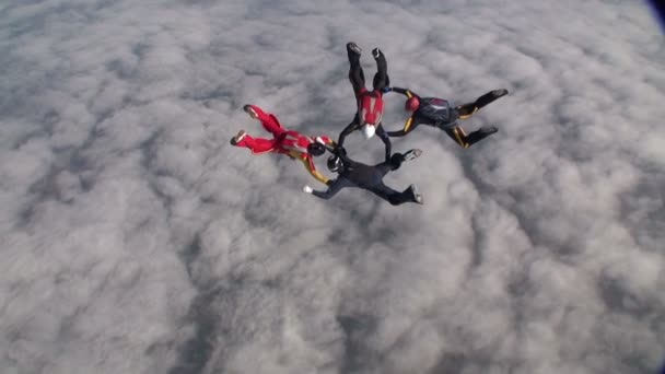 Skydivers collects figure in freefall. — Stock Video