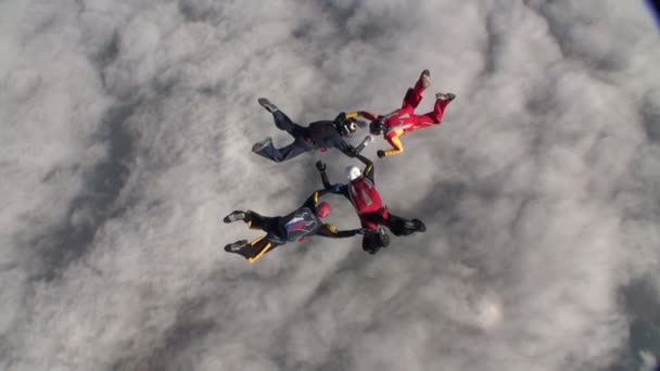 Skydivers recueille figure en chute libre .
