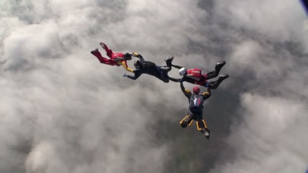 Скайдайверы собирают фигуры в свободном падении . — стоковое видео