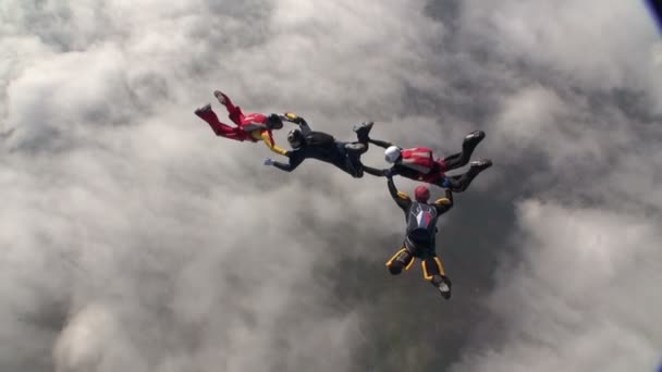 Parachutisten verzamelt figuur in vrije val. — Stockvideo