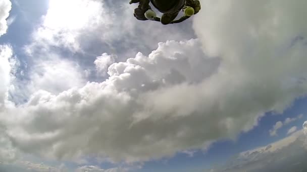 parachutistes en chute libre 