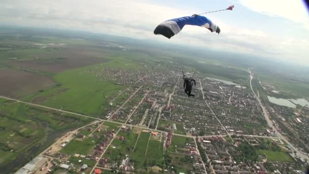 Homem Skydiving com paraquedas — Vídeo de Stock