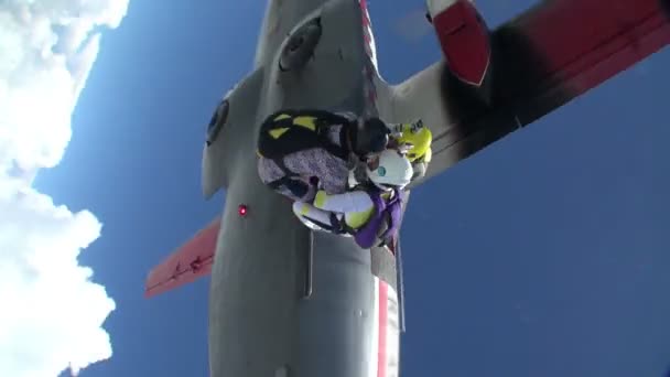 parachutistes saute hors de l'avion et recueille figure 