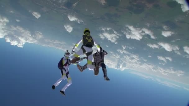 Skydivers collects figure in freefall. — Stock Video