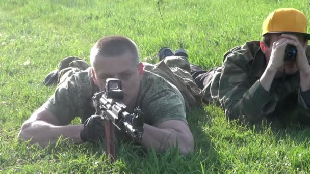 Людина в камуфляжних вогнях з гвинтівкою — стокове відео