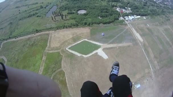 Eerste-persoon skydiver landing — Stockvideo