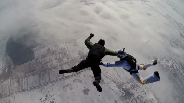 Skydiving instructor opens parachute to  student — Stock Video