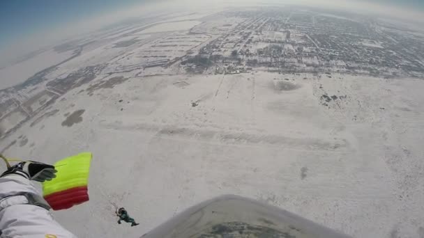 Skydivers στον ουρανό πάνω από την πόλη — Αρχείο Βίντεο