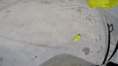 skydivers şehir üzerinde gökyüzünde