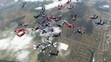 Şehir üzerinde gökyüzü skydivers