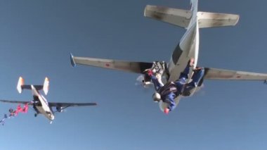 Şehir üzerinde gökyüzü skydivers