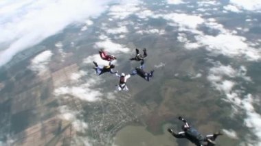 Şehir üzerinde gökyüzü skydivers