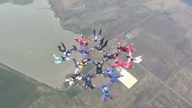 Şehir üzerinde gökyüzü skydivers