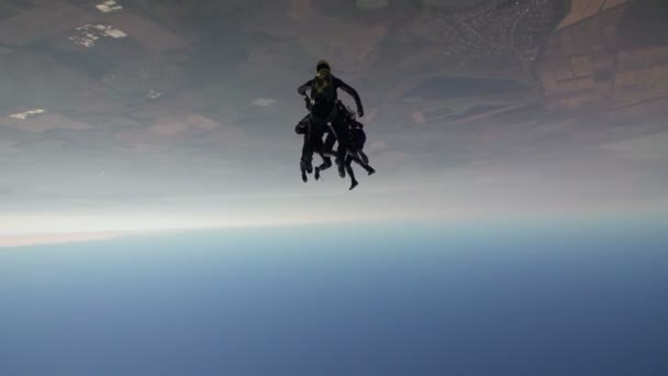 Parachutistes dans le ciel au-dessus de la ville — Video
