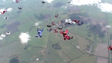 Şehir üzerinde gökyüzü skydivers