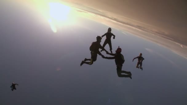 Paracaidistas en el cielo sobre la ciudad — Vídeo de stock