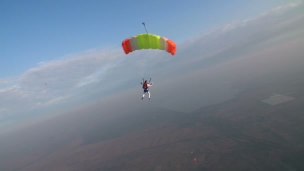 Paracaidista en el cielo sobre la ciudad — Vídeos de Stock