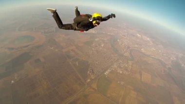 Skydiver ileri flip yapıyor