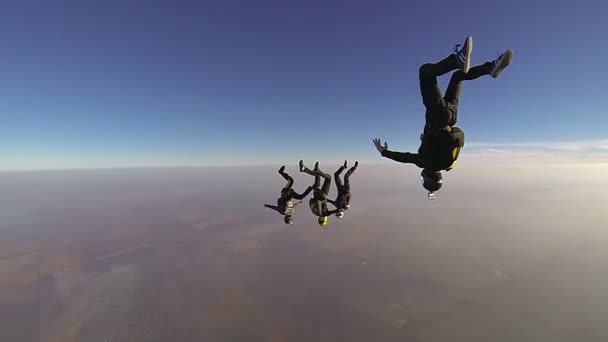 Skydivers topladığı şekil batmak üzere — Stok video