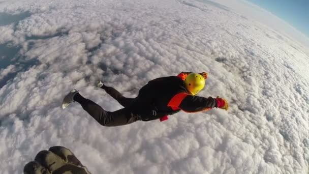 Skydiver simulates the opening of the parachute — Stock Video