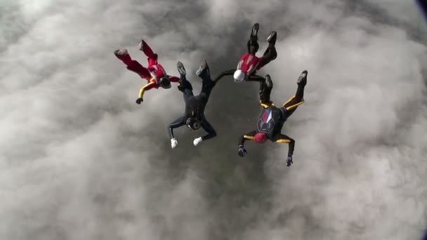 Skydivers recolhe figura em queda livre — Vídeo de Stock