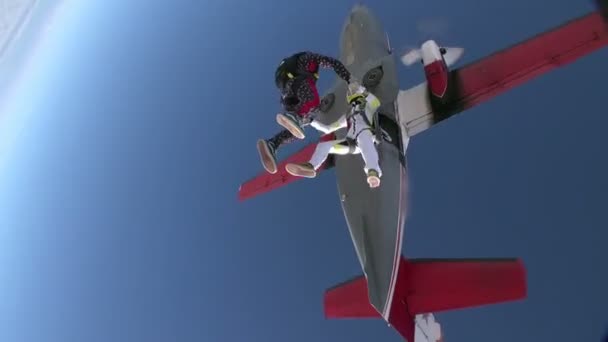 parachutistes sautant de l'avion 