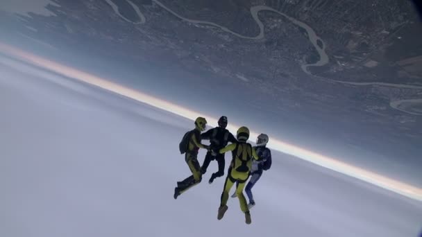 Skydivers collects figure in freefall — Stock Video