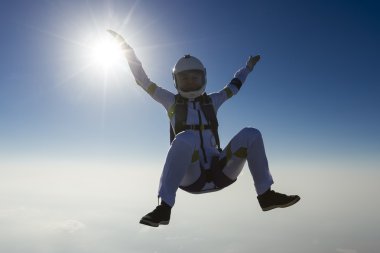 Kız paraşütçü şekil freestyle gerçekleştirir