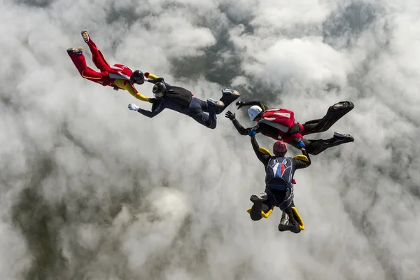 Group verzamelt figuur skydivers — Stockfoto