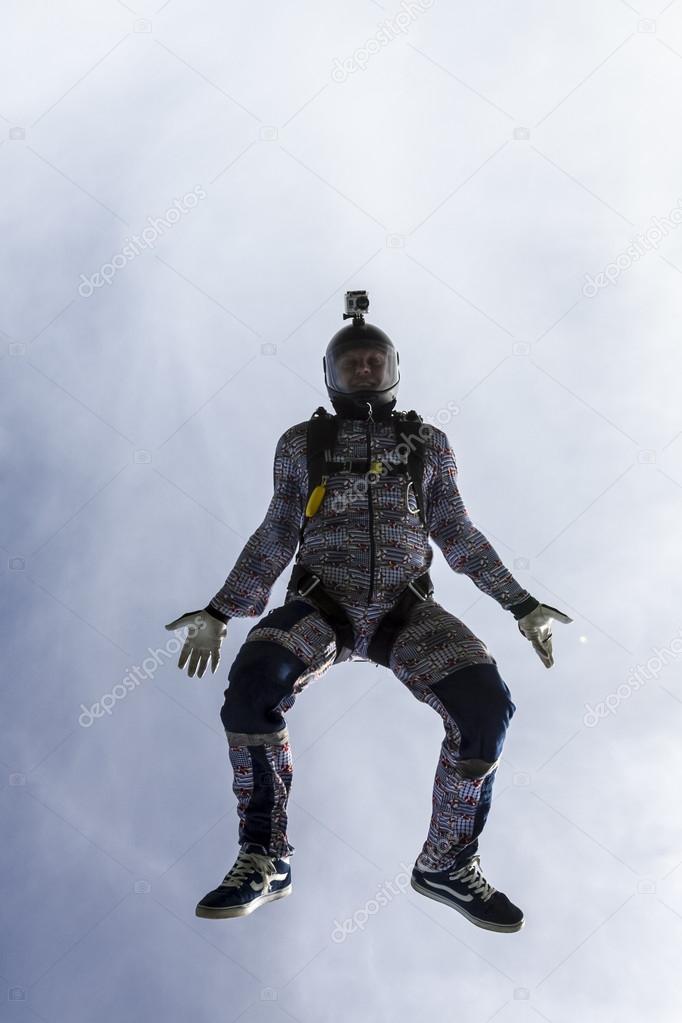 Skydiver moves horizon