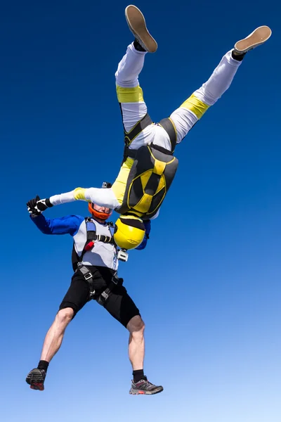 Een meisje en een jongen skydivers — Stockfoto