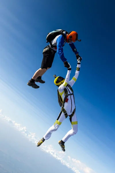 Bir kız ve bir adam skydivers — Stok fotoğraf