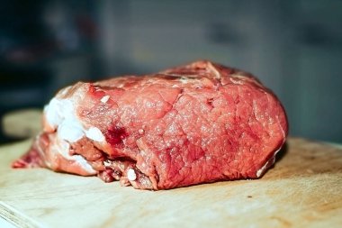 Tahtada bir parça çiğ et domuz omuzu.