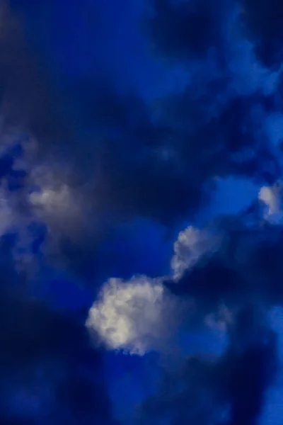 Konstnärlig Bild Himlen Med Moln Mörkblå Och Vita Färger Abstrakt — Stockfoto