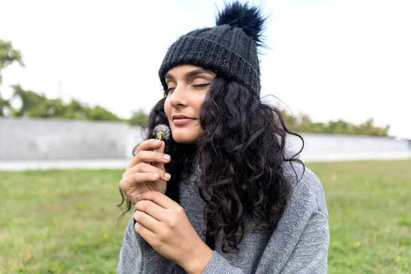 Hermosa Morena Oliendo Diente León Mujer Cabello Oscuro — Foto de Stock