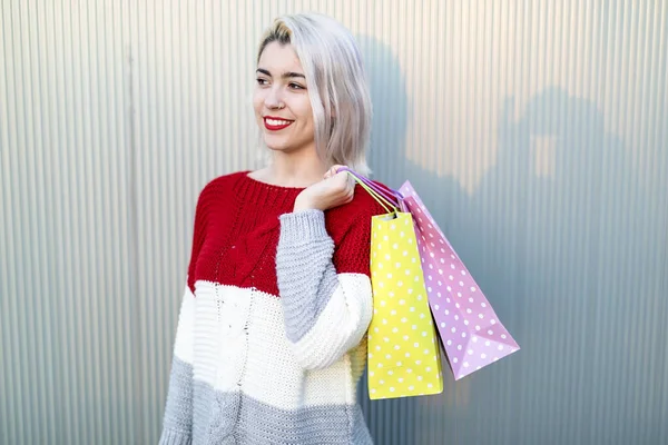 一个带着购物袋的年轻快乐微笑的女人的画像 — 图库照片