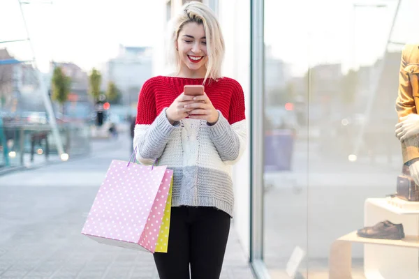 买东西的女人在智能手机上用应用程序 — 图库照片