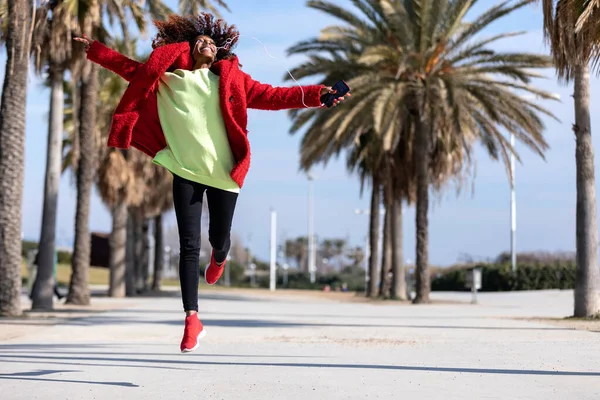 Joven Chica Negra Con Peinado Afro Saltando Fondo Urbano — Foto de Stock