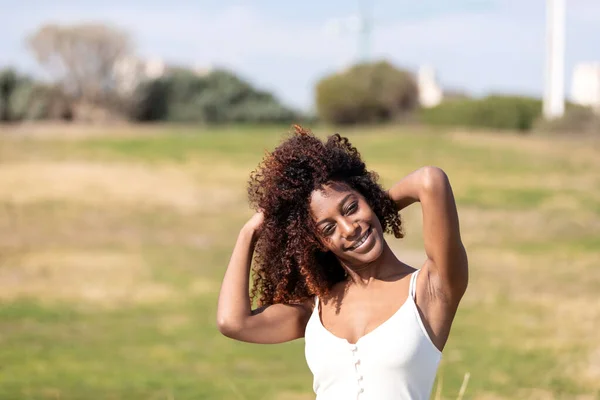 Прекрасна Афро Американська Жінка Білою Сукнею Сидить Траві Парку Сонячний — стокове фото
