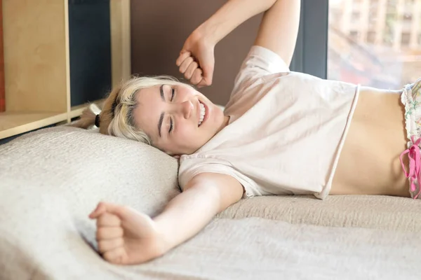 Retrato Chica Encantadora Atractiva Disfrutando Del Tiempo Mal Después Dormir —  Fotos de Stock