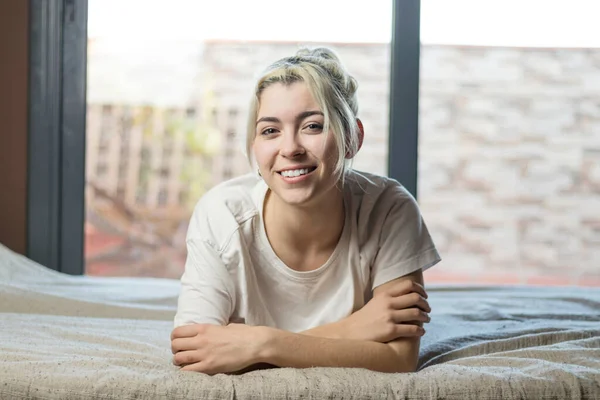 Chica Sonriente Acostada Cama Mirando Cámara Por Mañana — Foto de Stock