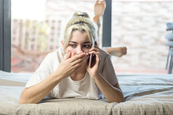 Retrato Una Joven Sorprendida Sosteniendo Teléfono Móvil Acostada Cama —  Fotos de Stock