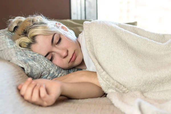 Mujer Bastante Joven Durmiendo Mientras Está Acostado Cama Cómodamente —  Fotos de Stock