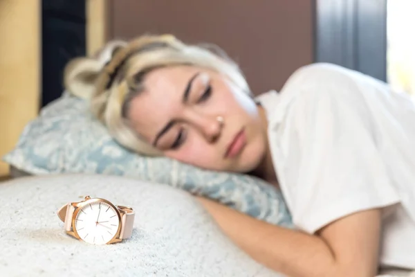 Mujer Bastante Joven Durmiendo Mientras Está Acostado Cama Cómodamente —  Fotos de Stock