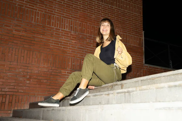 Mujer Rubia Joven Sentada Escalera Aire Libre Ciudad Por Noche — Foto de Stock