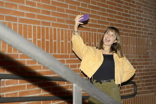 Hermosa Mujer Joven Elegante Caminando Las Calles Ciudad Nocturna Con — Foto de Stock