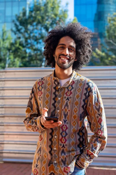 Jonge Afro Man Met Behulp Van Zijn Smartphone Met Glimlach — Stockfoto