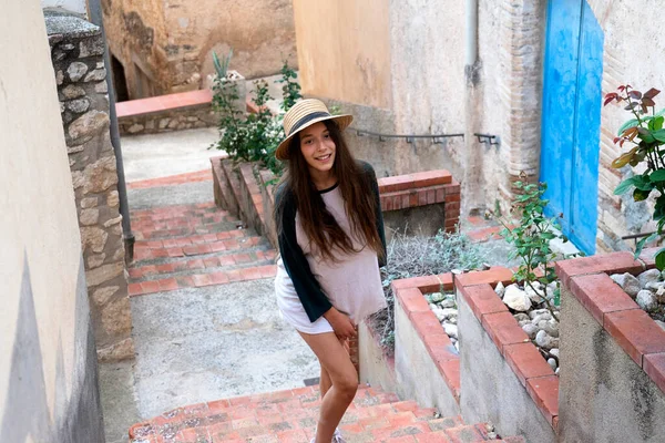 Νεαρή Ευτυχισμένη Έφηβη Κοπέλα Καλοκαιρινά Ρούχα Και Καπέλο Στέκεται Στη — Φωτογραφία Αρχείου