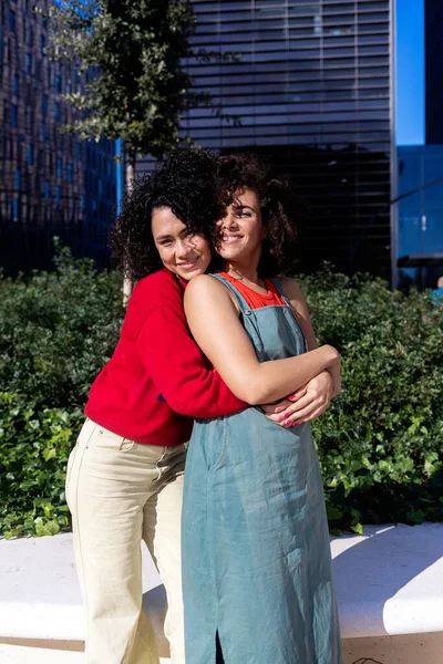 Uśmiechnięta Lesbijska Para Obejmująca Relaksująca Się Świeżym Powietrzu Patrząc Kamerę — Zdjęcie stockowe